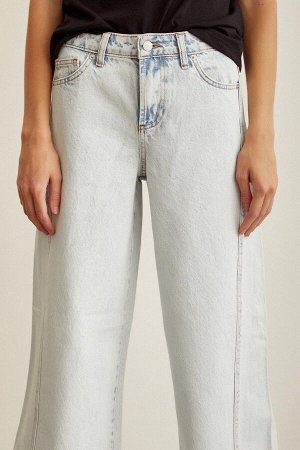 Широкие джинсы с разрезами на штанинах