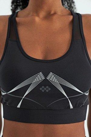 Черное женское спортивное бюстье приталенного кроя с принтом спереди и сзади с U-образным вырезом — 97252