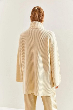 Женский вязаный свитер с высоким воротником