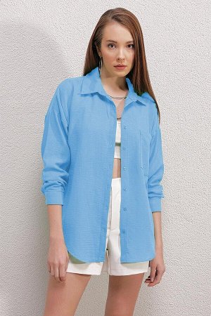 Женская синяя рубашка оверсайз с заниженными плечами и карманами