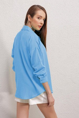 Женская синяя рубашка оверсайз с заниженными плечами и карманами