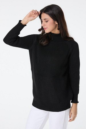 Черный женский трикотажный свитер без принта с полуводолазкой — 23516