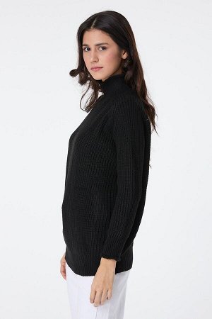 Черный женский трикотажный свитер без принта с полуводолазкой — 23516