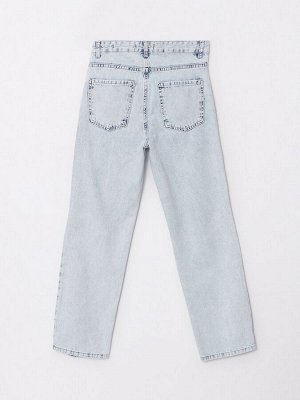 Женские джинсовые брюки прямого кроя с высокой талией и рваными деталями