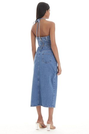 Женская длинная джинсовая юбка синего джинсового цвета с глубоким разрезом сбоку