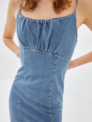 Женское джинсовое платье с прямым ремнем и U-образным вырезом