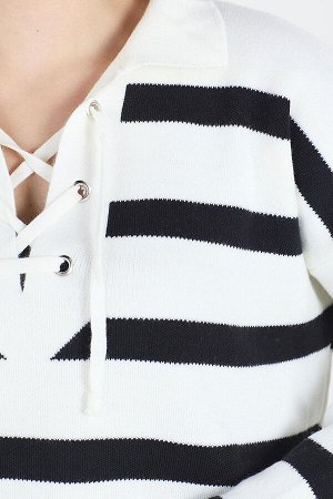 Белый женский трикотажный свитер с прямым рубашечным воротником — 23089