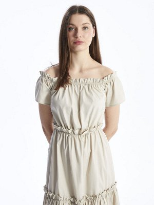 Прямое женское платье с вырезом лодочкой и короткими рукавами