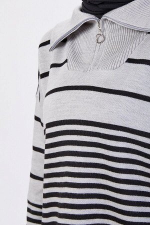 Женский серый вязаный свитер с однотонной водолазкой — 23632
