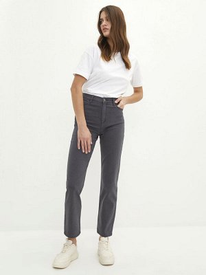 Женские джинсовые брюки скинни прямого кроя с карманами и деталями