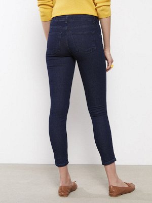 Женские джинсовые брюки скинни прямого кроя с карманами и деталями в стиле родео