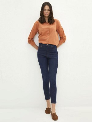 Женские джинсовые брюки скинни прямого кроя с карманами и деталями