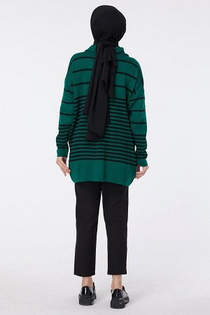 Женский зеленый трикотажный свитер с однотонной водолазкой — 23632