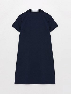 Простое женское платье из ткани пике с воротником-поло и короткими рукавами