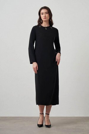 Черное платье с декоративным воротником