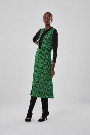 Зеленое платье без рукавов с твидовым узором