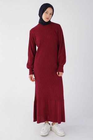 Темно-красное трикотажное платье в рубчик с высоким воротником
