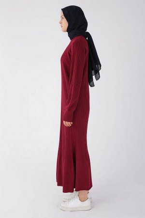 Темно-красное трикотажное платье в рубчик с высоким воротником