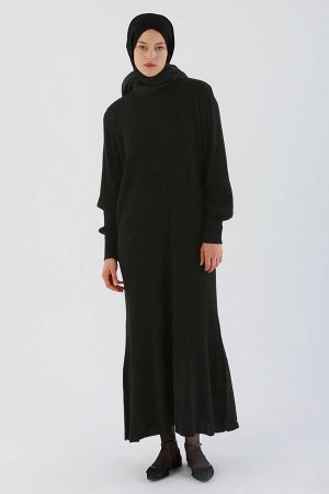 Черное трикотажное платье в рубчик с высоким воротником