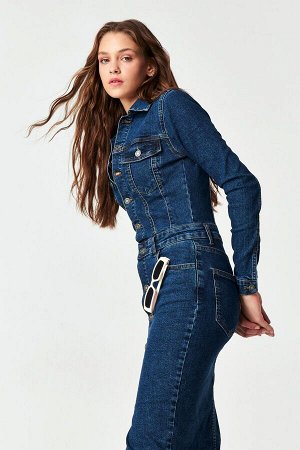 Женское длинное джинсовое платье темно-синего цвета на пуговицах