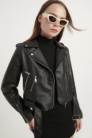 Женская черная кожаная куртка на молнии с деталями