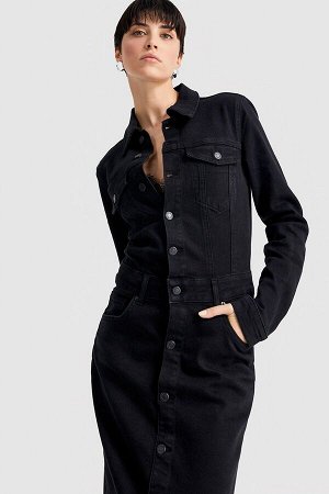 Женское длинное джинсовое платье на пуговицах черного и черного цвета од. цвета