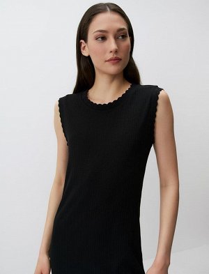 Черное прямое платье-миди без рукавов с круглым вырезом