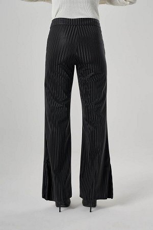 Черные кожаные брюки в полоску с деталями