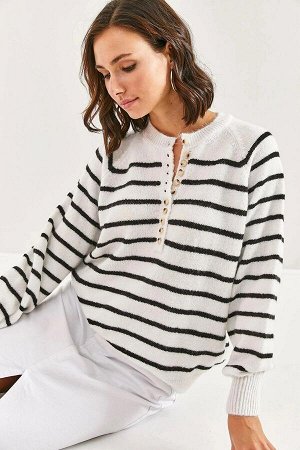 Женский белый легкий трикотажный свитер с рукавами-фонариками в полоску и воротником на пуговицах HZL23W-BD1101491