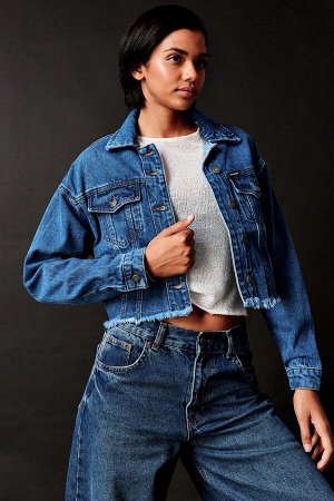 Женская укороченная джинсовая куртка с кисточками и двойными карманами синего цвета