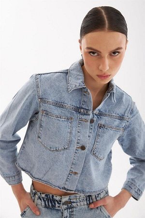 Женская классическая укороченная джинсовая куртка светло-синяя