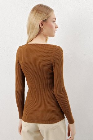 Женский коричневый базовый трикотажный свитер в рубчик с квадратным воротником