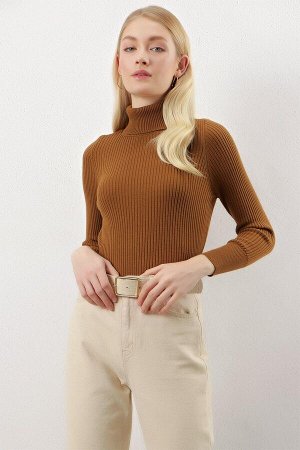 Женская коричневая водолазка в рубчик базового трикотажного свитера