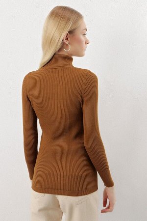 Женская коричневая водолазка в рубчик базового трикотажного свитера
