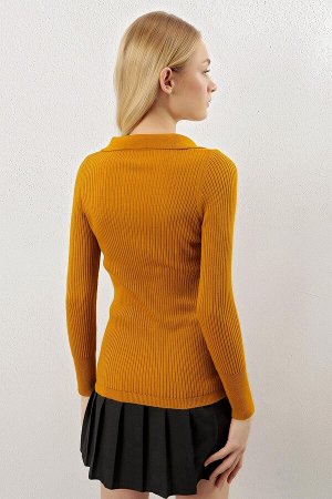 Женский светло-коричневый базовый трикотажный свитер в рубчик с воротником-поло