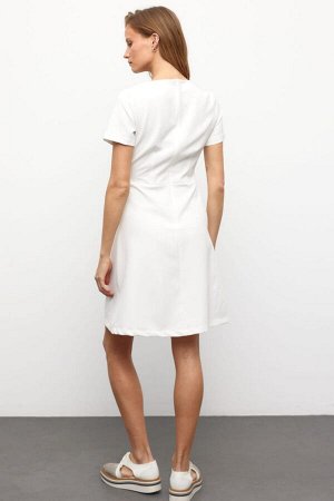 Сплошное платье с круглым вырезом и пуговицами - Белый