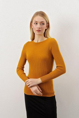 Женский светло-коричневый базовый трикотажный свитер в рубчик с круглым вырезом