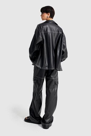 Женская черная куртка оверсайз из искусственной кожи с контрастной прострочкой