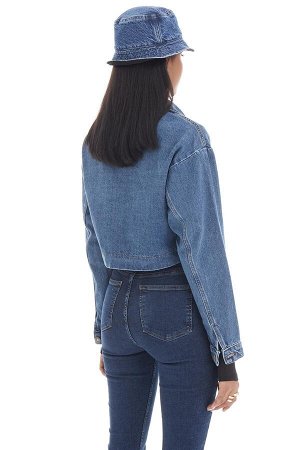 Женская укороченная джинсовая куртка с карманами-карго синего цвета