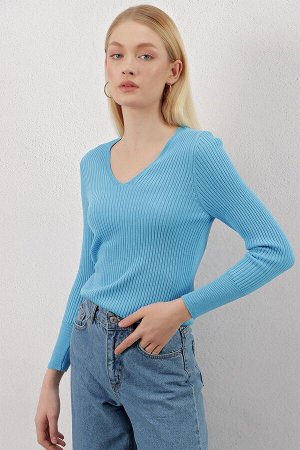 Женский голубой вязаный свитер в рубчик с v-образным вырезом