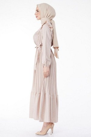 Бежевое женское плиссированное платье с оборками на плечах и прямым воротником - 24430