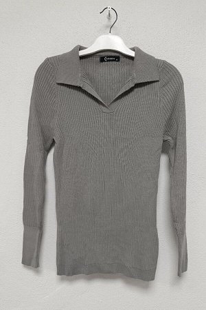 Женский серый вязаный свитер в рубчик с воротником-поло