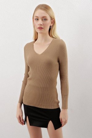 Женский базовый трикотажный свитер в рубчик с v-образным вырезом из норки