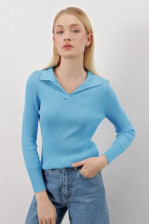 Женский голубой вязаный свитер в рубчик с воротником-поло