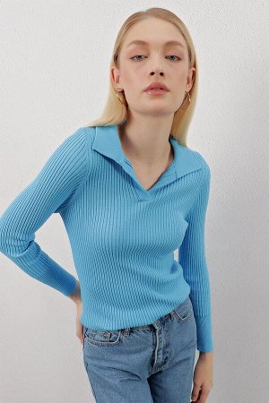 Женский голубой вязаный свитер в рубчик с воротником-поло
