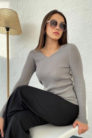 Женский серый трикотажный свитер в рубчик с v-образным вырезом