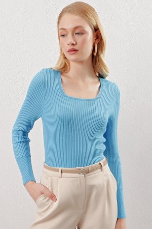 Женский голубой вязаный свитер в рубчик с квадратным вырезом и квадратным вырезом