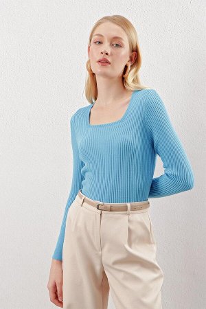 Женский голубой вязаный свитер в рубчик с квадратным вырезом и квадратным вырезом
