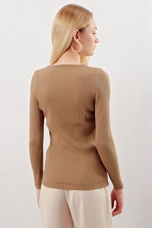 Женский базовый трикотажный свитер в рубчик из норки с квадратным воротником