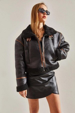 Женское короткое ламинированное пальто с окантовкой